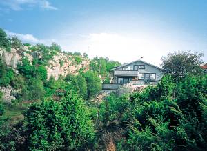  Dette skønne feriehus er af høj kvalitet såvel ude som inde. Der er tale om et hus for de gæster, som ønsker ekstra luksus i deres ferie. Møblerne samt andet inventar er holdt i lyse og pæne f ...