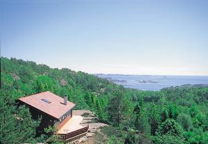  Dejligt feriehus beliggende frit og i familievenlige omgivelser. Huset er veludstyret og lyst og gennemført indrettet. Ved huset er det solrige terrasser med en dejlig havudsigt, som giver masser af ...