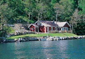  Pragtfuldt feriehus med ugeneret beliggenhed i vandkanten i en solrig bugt. Området er et lille paradis med egen bro og en lille badestrand samt drømmeudsigt over Sørlandets skønneste fjorde og f ...