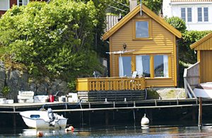  Hyggeligt, velholdt hus lige ved broen, direkte ud mod havet. Familievenligt ferieparadis, fine badesteder. Gratis tunnelforbindelse. 7 m til nærmeste nabo. ...