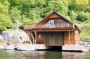 Bådehus med bro i underetagen. Gode fiskemuligheder samt rensested og fryser i huset. 22 fods fiskerbåd med ekkolod kan lejes. ...