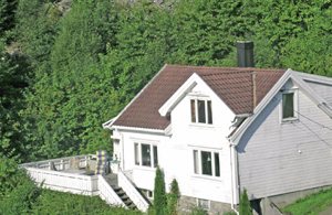  Ældre, moderniseret feriehus med flot udsigt over Sniksfjorden og udmundingen af Audna, som er kendt for godt laksefiskeri. Nær badestrand. 40 m til nabo. ...