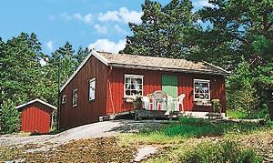  Dette pæne feriehus ligger ugenert med flot udsigt over Steinsholtvandet. 8 km til gode fiskemlg. i lakseelv. Dyrerigt område, elg og rådyr. Vinterparkering 400 m. ...