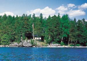  Dette hus ligger pragtfuldt og ugenert på en odde, som rager ud i den dejlige Femsø. Der er vand på tre sider af huset, så du har alle muligheder for at bade, fiske og ro. Huset er af en meget h� ...