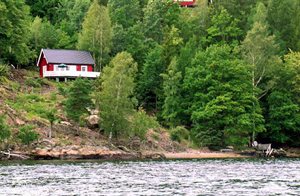  Hygeligt lille hus på gård med dyr. Fredeligt og familievenligt sted. Meget gode bade- og fiskemlg. Kun 45 min. fra Oslo. ...