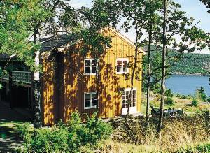  Her er det ideelle sted for den, der vil bo centralt, men alligevel fredeligt og ugenert. Dette meget veludstyrede og komfortable hus består af to identiske enheder med hvert sit veludstyrede køkke ...