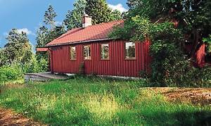  Velholdt hus med solrig, afskærmet udeplads. Det ligger i roligt, familievenligt område. Kun 1 km til Stavern med mange aktivitetsmuligheder. ...