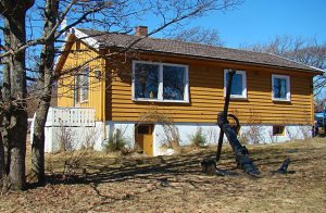  Veludstyret feriehus beliggende yderst på sydspidsen af sommerparadiset Tjøme. Stor, solrig have med græsplæne og klipper. Masser af muligheder for badning og fiskeri. På Verdens Ende med det sp ...