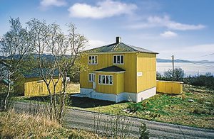  Fredeligt beliggende hus ved Trondhjemsfjorden. Gode fiskeforhold og mange udflugtsmål. 15 vandretur-beskrivelser med kort tilgængelige i huset. Adgang til S2 via S3. ...