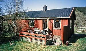  Hyggeligt lille feriehus i fiskerigt område. Fjordudsigt. Udflugtsmuligheder. Vandreturbeskrivelser med kort findes i huset. Fiskeskole tilbydes. Nabo 10 m. ...