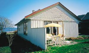 Smukt feriehus med stor have. skøn udsigt over fjord. Gode muligheder for at samle svampe/bær og fiskeri. 15 vandreturbeskrivelser med kort tilgængelige i huset. ...