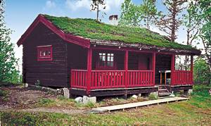  Ældre, velholdt bjælkehus med hyggelig indretning. Ugeneret beliggenhed. Udsigt over vandet. Fiskemuligheder. Bomvej. En seng er 180 cm lang. ...