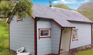  Hyggeligt feriehus meget idyllisk beliggende på Vestvågøy, ca. 3,5 km fra Unstad, midt i Lofoten. Gode fiskemuligheder i hav og ferskvand. Godt udgangspunkt for ture. ...