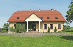  Dette flotte landsted er en tidligere bondegård og har en yderst komfortabel indretning. Ejeren har lagt stor vægt på et hyggeligt miljø med smagfulde detaljer. Stejl trappe til tagetagen (hems). ...