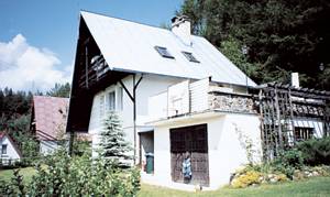  Stort stenhus med to terrasser. Et soverum uden dør. Surfbræt til rådighed. Volleyball-, tennisbane 6 km. En sejlbåd kan lejes (500 m). ...