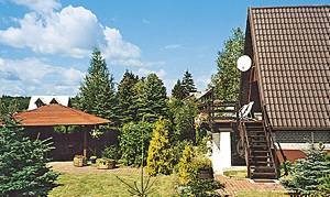  Feriehus af sten i udkanten af skoven. Udsigt til skov og sø. Overdækket terrasse og altan ved huset. Der er stejl trappe i huset. ...