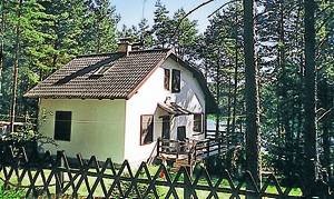  Praktisk indrettet feriehus på en lukket grund ved en sø. Der er to soverum uden dør. Der er bad i souterrain. ...