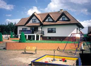  Kun få hundrede meter fra vandet ligger dette komfortable dobbelthus på en lukket grund i en landsby, lidt afsides fra vejen. Det er funktionelt og for størstepartens vedkommende udstyret med fyrr ...