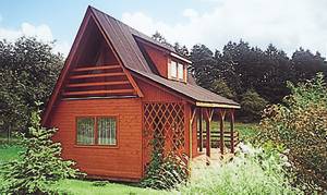  Hyggeligt træhus på smuk grund, hvor ejer også bor. Udsigt til lille sø (fiskeri mod gebyr) og skov. Et soverum uden dør. Stejl trappe. Nær PKA438. ...