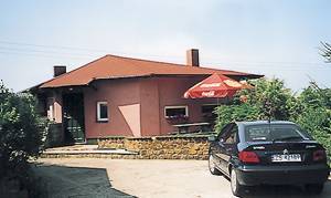  Dette feriehus ligger på udlejers grund nær vejen. Frugthaven kan benyttes. Der er legetøj til børnene. Alle soverum er gennemgangsrum. To cykler kan lejes. ...