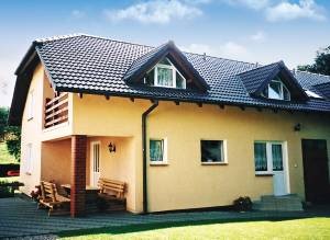  Dette herlige feriehus er et ferieparadis for alle, som elsker heste og gerne vil ride ud i naturen, men også vil nyde stor komfort og en dejlig stemning. Huset ligger i tilslutning til stalden. Sov ...