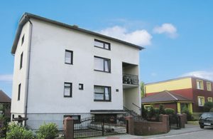  Denne ferielejlighed, der ligger på 2. sal, er indrettet med blandede møbler og pejs. Der står lysthus med havemøbler, sandkasse og gynge til fri afbenyttelse. Barnestol/-seng på forespørgsel. ...