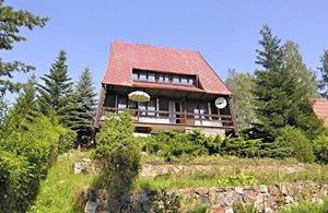  Dette dejlige feriehus med balkon og stor terrasse ligger på en kuperet grund med udsigt til en sø. Det er indrettet med ældre møbler. Besøg byen Gdansk, ca. 60 km derfra. ...