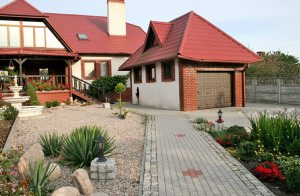  Denne store halvdel af et dobbelthus er yderst eksklusiv med nye og velholdte antikke møbler. Stilen er præget af ejerens smag. På søsiden er grunden delt op til naboen. Huset har egen badebro og ...