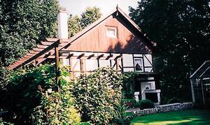  Hyggeligt, enkelt indrettet feriehus beliggende på naturgrund ved en flod. Bro til fastlandet. Fiskesø. Badning i flod 10 m, i havet 1,2 km. ...