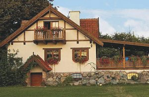  Dette store feriehus ligger på en lukket naturgrund ved vandet. Huset er delvist møbleret med antikke møbler. Til huset hører en stor overdækket terrasse. Ejeren bor i et et separat hus på grun ...