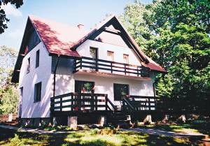  Her kan I nyde en romantisk luksusferie. Den fremragende beliggenhed direkte ved vandet og den skønne naturgrund med mange træer samt husets komfortable indretning gør, at der her er tale om en pe ...