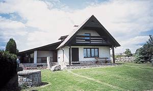  Meget velholdt og godt indrettet feriehus på en lukket grund. To robåde, vandcyket, kajak og seks cykler kan lejes. Sauna kan benyttes mod gebyr. Garage/to p-pladser. ...