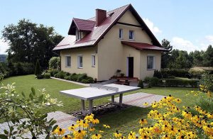  I dette store, hyggelige og komfortabelt indrettede feriehus på landet, kan I få et pragtfuldt ferieophold. For at I rigtigt kan slappe af i ferien står husejeren klar med gratis ekstraydelser. I  ...