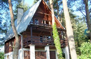  Dette træferiehus med terrasse ligger på en indhegnet naturgrund nær søen og PMA406. Der er en stejl trappe i huset. ...