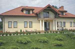  Dette eksklusive og særdeles store feriehus ligger i udkanten af en lille by, lige ved søen. Huset har tyveriarlarm og der er både indendørs og udendørs overvågningskameraer. Indretningen er mo ...