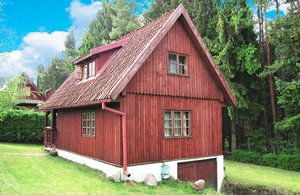  Træhus med åben og overdækket terrasse på en lukket grund med garage og parkeringsplads. Huset er indrettet med blandede møbler. Stejl trappe. ...