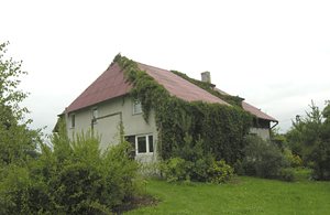  Halvdel af et dobbelthus (den anden halvdel er PMA266) på en fælles lukket grund. Bad med to wc'er og to brusere. Fælles båd, kano og cykler kan lejes. ...