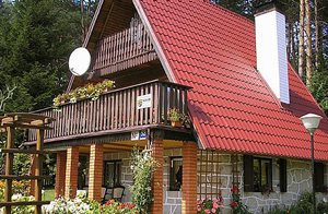  Dejligt, hyggeligt indrettet feriehus med udsigt til skov og sø. Beliggende på ugenert grund lige ved en badesø. Vandcykel. ...