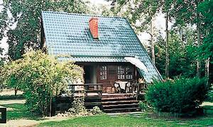  Dette træhus med terrasse ligger nær en sø. Et soverum har ingen dør. ...