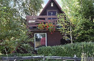  Feriehus på en stor, lukket naturgrund med en lille pavillon. I den hyggelige opholdsstue er der pejs. I S2 er sengene 2 madrasser på gulvet. Stejl trappe i huset. 3 cykler udlejes. ...