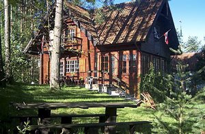  Komfortabelt feriehus på en stor naturgrund, ikke langt fra Mielno-søen. Der er en hyggelig atmosfære i huset. Billard kan lejes. ...