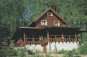  Dejligt feriehus på en stor lukket grund ved vandet. Der er en herlig søudsigt fra terrassen. Nabo til PMA565. ...