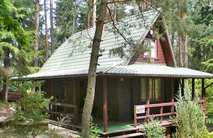  Dette træhus ligger på en lukket grund, kun 100 m fra en sø. Det er indrettet med blandede møbler. Soverummet har skråvægge og ingen dør. Stejl trappe uden gelænder. Nabo til PMA565. ...