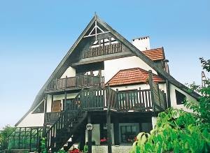  Dette store feriehus ligger på en naturgrund ved søbredden. Det er smagfuldt og nænsomt indrettet med sans for detaljer. Her er der rigelig plads til flere familier. For eksempel er der hele seks  ...