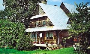  Stort hus, der ligger på velholdt grund, hvor husejer også bor. Det er rustikt og hyggeligt indrettet. 2 garager. ...