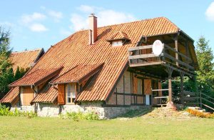  I dette dejlige og moderne feriehus kan I glemme alt om hverdagens stress og jag og rigtig slappe af. Indretningen består af flotte og stilfulde møbler, og stuen lægger op til mange hyggelige time ...