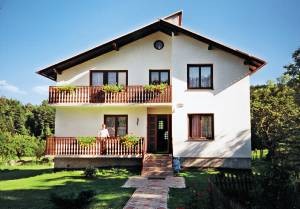  Dette feriehus ligger i den polske del af Beskidybjergene, der er en del af Karpaterne. I huset sørger et elektrisk gulvvarmesystem for en behagelig varme. I området er der mange fritidsaktiviteter ...