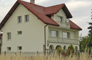  Dette store, komfortable feriehus ligger på ejers grund i den velkendte by Krakow. Huset er udstyret med alle hjælpemidler og er meget hyggeligt. På den øverste etage finder I et billardbord og e ...