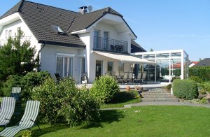  Dette nye, store feriehus er yderst eksklusivt indrettet. Der er fliser på gulvene og i kraft af de mange vinduer virker alle rummene meget lyse og venlige. I en separat bygning på grunden bor en b ...