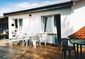  Hold ferien på en ø - ligesom Robinson Crusoe, bare meget mere bekvemt! Dette feriehus ligger sammen med udlejerens på den lille ø og er omgivet af en privat sø samt skov (forbindelse via et dig ...